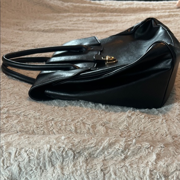 Elegant Black Leather Handbag - Picture 5 of 16